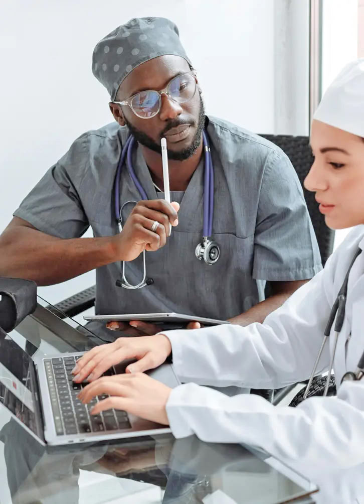 Mann Im Blauen Peeling Anzug Unter Verwendung des Schwarzen Und Silbernen Laptop Computers
