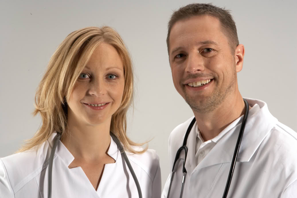 2 Krankenschwestern mit einer freundlichen Handgeste
