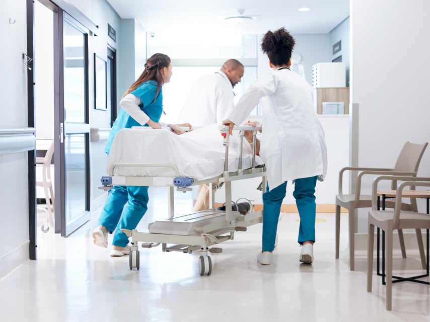 Krankentranspoert auf einem Notfallbett