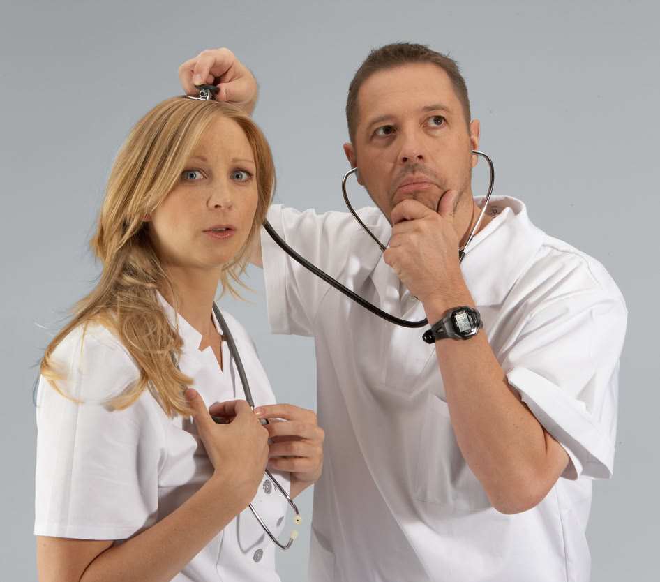 Krankenpfleger und Krankenschwester untersuchen sich gegenseitig