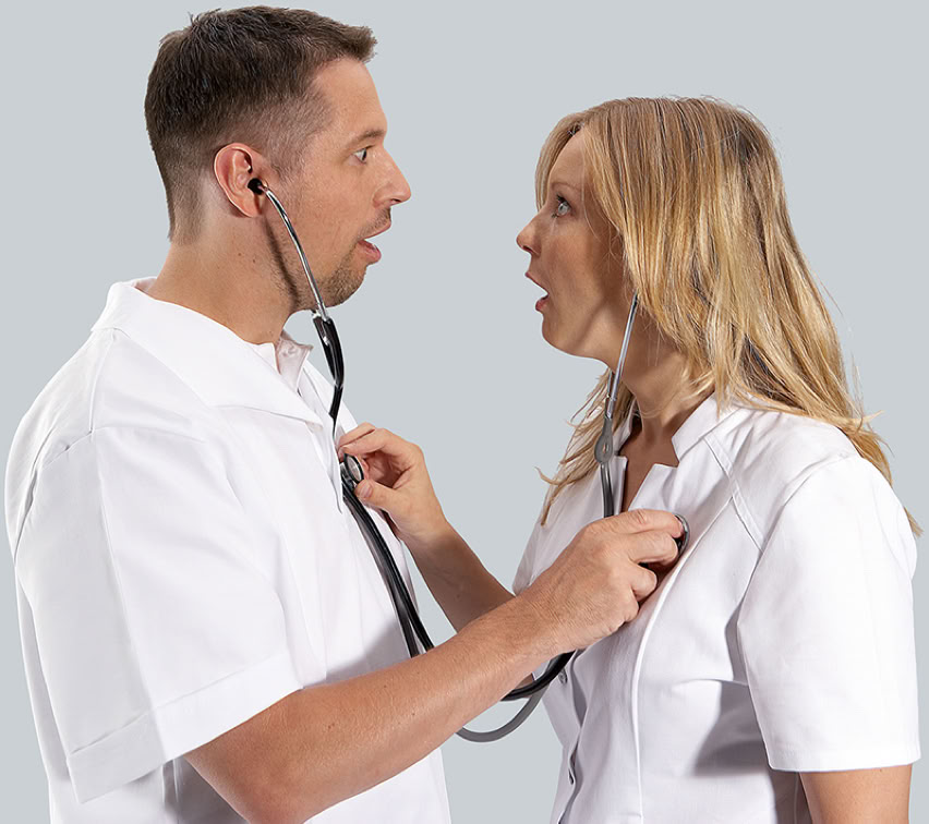 Krankenpfleger und Krankenschwester untersuchen sich gegenseitig